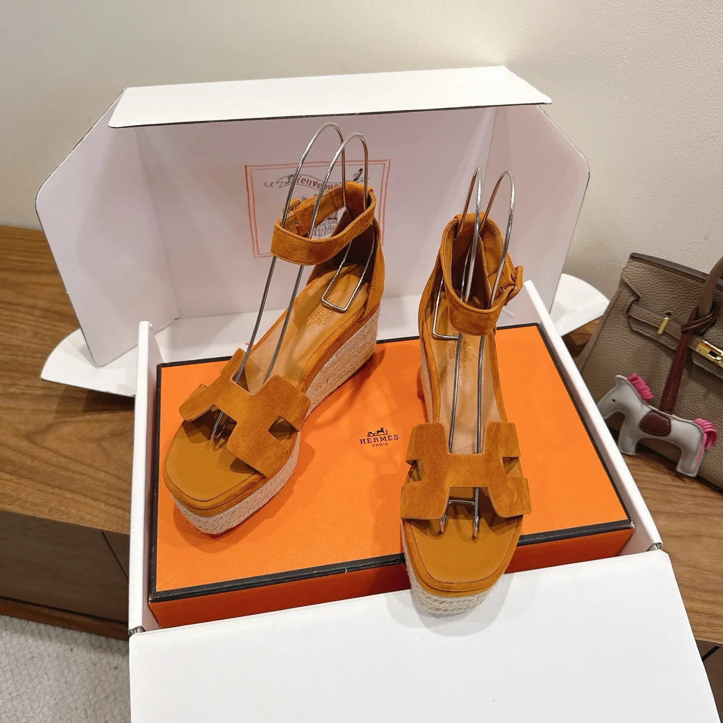 👟👟Ex-factory price 720👟👟 Hermes... a Eclair 2025 new color + popular series, the version is super positive, with a certain thickness, which makes the legs longer! Breathable, comfortable calfskin, spring and summer color matching, this item is both beautiful and comfortable! Channel supply code size: 35-39 can be ordered as 40.41 with airplane box ➕20